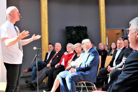 Manuel Hensler (links) begrüßt beim Festakt drei Generationen der Familie Sachs. Foto: Stoepler 