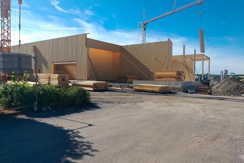 Der neue Rewe-Markt an der Umgehungsstraße wird in Holzbauweise errichtet. Foto: Schobert 