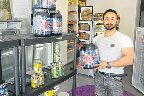 Nazir Ahmad hat in der Obergasse in Lauterbach ein neues Geschäft eröffnet. Foto: Rausch 