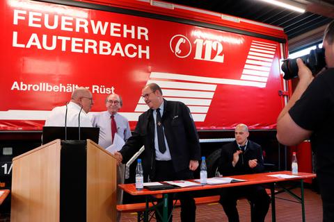 Hans-Jürgen Schütz gratuliert Nachfolger Jürgen Eifert. Auch Bürgermeister Vollmöller zählte zu den Gratulanten. Foto: Hahner 