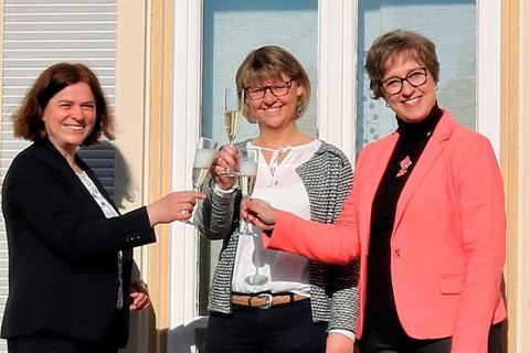 Chefin Heide Schwing, Nicole Kimpel und Tanja Günther stoßen auf die Eröffnung der Kanzlei in der Lessingstraße 13 an.  Foto: Stoepler 