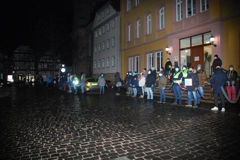 Rund 100 Bürger bildeten vorm Rathaus in Lauterbach eine rund 150 Meter lange Menschenkette. Fotos: Kempf
