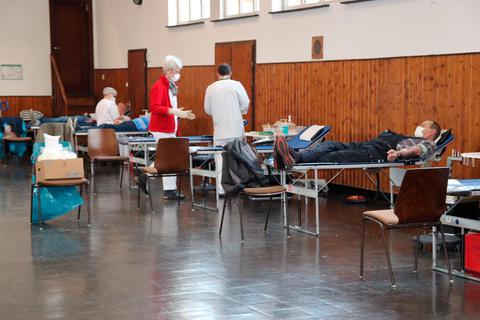 Blutspenden in der Turnhalle unter Corona-Bedingungen. Foto: Alf 