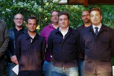 Der neue Vorstand und die Jubilare der Freiwilligen Feuerwehr Allmenrod. Foto: Stoepler