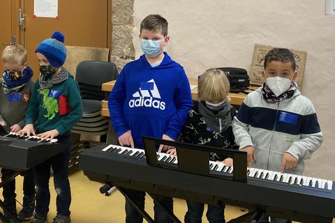 Die jungen Keyboarderinnen und Keyboarder der „Kids!Band“. Foto: Musikschule Lauterbach