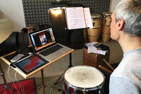 Berthold Möller bietet den Schülern derzeit digitalen Schlagzeug- und Percussionunterricht an. Foto: Scheuer