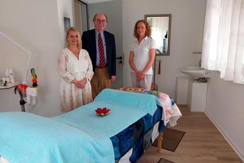 Bürgermeister Vollmöller gratulierte Anja Harmgardt (links) und Regina Vogt zur Eröffnung. Foto: Schobert 