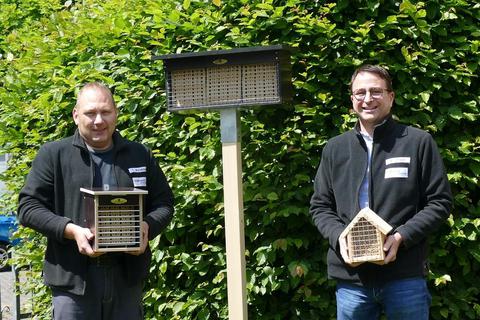 Elektromeister Thomas Buchenau und Marc Dittert, Leiter Strom-Netz präsentieren die Insektenhotels. Foto: Rinke