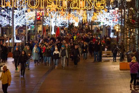 In Fulda zogen schätzungsweise 1000 "Montagsspaziergänger" durch die Stadt. Foto: Fuldamedia 