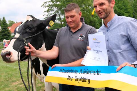 Die "Miss Vogelsberg" kommt aus dem Betrieb Ute Seipel aus Stumpertenrod. Erster Stadtrat Holger Marx (rechts) gratuliert. 