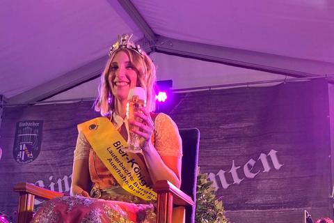  Am Ende eines langen und furiosen Partyabends kürte das Wahlvolk Laura Klinge aus Rixfeld zur neuen Bierkönigin 2022! Foto: Hack 