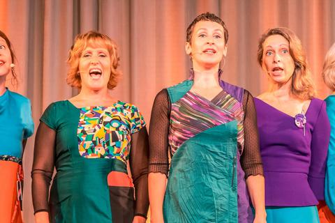 "Aquabella", die fünf Frauen, sangen vor ausverkauftem Haus in Lauterbach.  Foto: König 