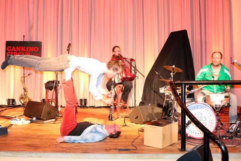 Eine zirkusreife Nummer boten die vier Musiker von "Gankino Circus" beim Abschlusskonzert der diesjährigen Lauterbacher Pfingstmusiktage. Eigner
