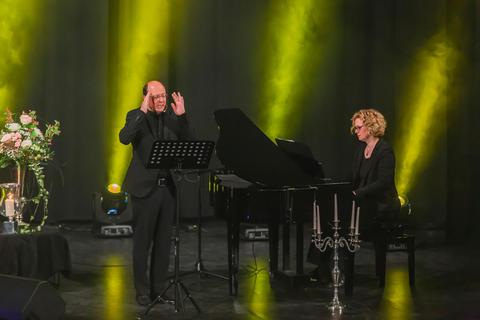 Tim Brod sang Lieder Georg Kreislers, Claudia Regel begleitete ihn am Klavier. Auch Manuela Floryan begeisterte mit ihrem Gesang.  Fotos: König 