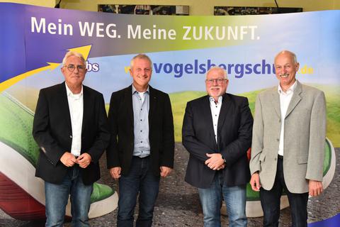 Holger Arnold (3.v.l.) verabschiedete (von links): Ewald Emken, Ulrich Metzdendorf und Dieter Happel. Foto: VBS/Jörg Leister