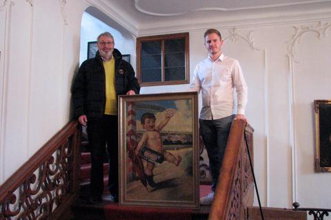 Jürgen Hanitsch (links) und Till Hartmann mit der jüngsten Errungenschaft des Hohhaus-Museums. Foto: Schäfer 