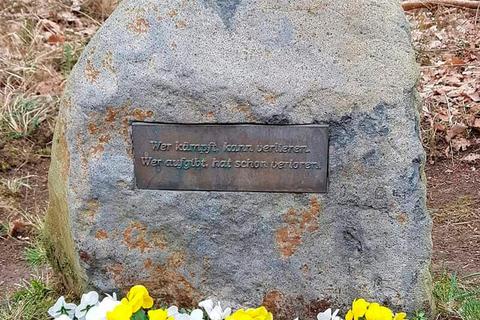 Ursula Kunkel hatte noch Blumen vor dem Gedenkstein gepflanzt. Jetzt ist er verschwunden.  Foto: Kunkel 