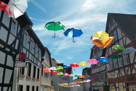 Ideen wie die Kunstaktion mit den Schirmen tragen wesentlich zur Aufenthaltsqualität in der Lauterbacher Innenstadt bei und nutzen dem Einzelhandel in der Stadt.  Archifoto: ws 