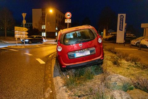 In der vergangenen Nacht gegen 4.30 Uhr fuhr aus noch ungeklärter Ursache ein polnischer Pkw-Fahrer auf die Straßenbegrenzung beim Kreisel B275/B254 in Höhe der Firma Reifen-Brod in Lauterbach. 
