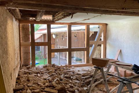 Ein Fachwerkhaus von Grund auf zu restaurieren macht nicht nur jede Menge Dreck, sondern ist auch viel Arbeit. Foto: Bernert 