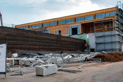 Die eingestürzte Mauer auf der Rewe-Baustelle. Foto: Fuldamedia 