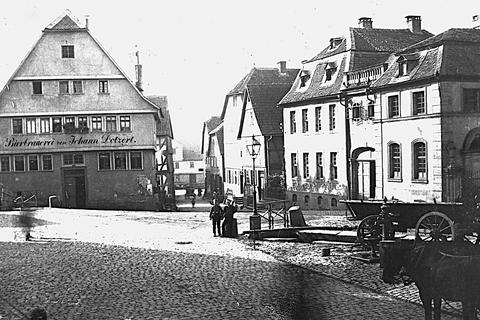 Die Brauerei Dotzert an der "Hohbrücke" (heute Berliner Platz) im Jahr 1893. Hier eröffnete Ernst Müller seinen ersten Getränkehandel.  Foto: Privat/Repro: Winterholler 