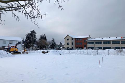 Eis und Schnee auf dem "Eisteich": Bauzäune und Bagger künden davon, dass hier bald gebaut wird.  Foto: Kempf 