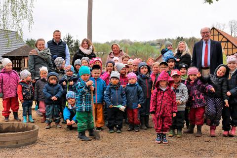 Die Kinder des Frischbörner "Kobel" überraschten Bürgermeister Vollmöller mit einem Geburtstagsständchen. Foto: Stoepler 
