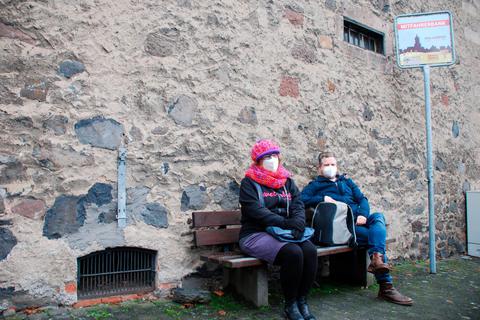 Unterhalten sich auf der kalten Mitfahrbank in Lauterbach: Alexandra Kumpf von den "Owelabbe" und LA-Redakteur Oliver Hack.  Foto: Kempf 