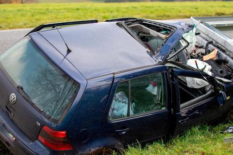 Der zerstörte Unfallwagen. © Fuldamedia