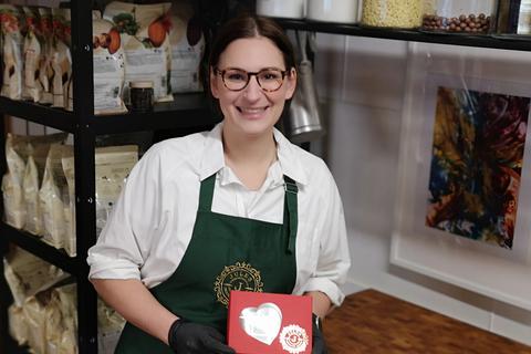 Julia Gärtner aus Flensungen betreibt mit Jules Chocolate Queens eine von drei Manufakturen deutschlandweit, in denen Pralinen noch in Handarbeit hergestellt werden. Sie zeigt ihre Box „Red Heart“ als Geschenkidee zum Valentinstag. 