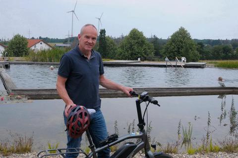 Ulrichsteins Bürgermeister Edwin Schneider wirbt mit dem E-Bike am Badebiotop für rege Teilnahme am "Stadtradeln". Dieter Graulich