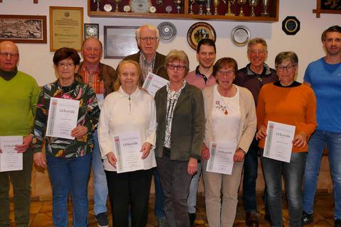 Beim Turnverein Helpershain wurden Ehrungen für langjährige Mitgliedschaft und die Ernennung von Ehrenmitgliedern durch den Vorsitzenden Johannes Diehl (hinten rechts) vollzogen. Stock