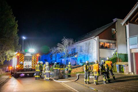Es war zwar "nur" der Anbau, jedoch drohten die Flammen, auf das Wohnhaus im Ulrichsteiner Stadtteil Bobenhausen überzugreifen. © webe