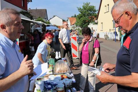Uwe und Martina Reuber vom Edeka-Markt in Herbstein informierten über ihr Lieferkonzept.  Foto: Stoepler 