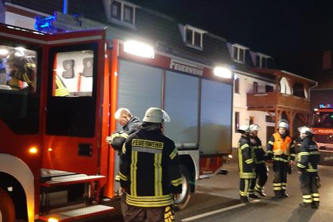 Eine brennende Feuertonne, die  vom Nachbargrundstück aus für einen Scheunenbrand gehalten wurde, sorgte am Dienstagabend für einen Fehlalarm in Angersbach.