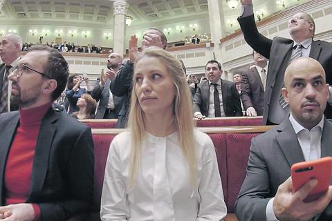 Die Protagonisten von Kristof Geregas Dokumentarfilm – Serhij Leschtschenko, Switlana Salischtschuk und Mustafa Najjem (von links) – hören 2019, als Selenskyi Präsident wurde, den Reden im ukrainischen Parlament zu.	