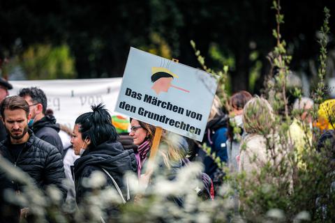 Die Polizei in Wiesbaden hat im vergangenen Jahr deutlich mehr Versammlungen begleiten müssen, wie etwa die Demonstration von Corona-Maßnahmen-Gegnern am 17. April 2021. Foto: Lukas Görlach 