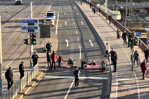 Klimaaktivisten der „Letzten Generation“ haben Anfang Februar erneut den Verkehr auf der Alicenbrücke in Mainz blockiert.