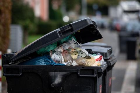 In Wiesbaden sollen unter anderem die Gebühren für die Abfallentsorgung steigen. Wie die Mülltrennung möglicherweise helfen kann, die Kosten wieder zu senken.  Foto: dpa