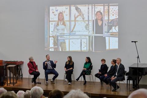 Muntere Talkrunde beim Neujahrsempfang der Freunde des Museums Wiesbaden. Foto: Josh Schlasius