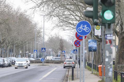 Trotz neuer Markierungen wird immer noch in der Von-Steuben-Straße verbotenerweise geparkt.