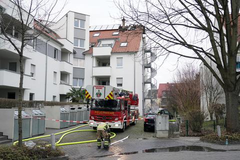 Weil sie sich vor den Flammen retten wollte, ist am Sonntag eine Frau aus dieser Dachgeschosswohnung gesprungen und wurde schwer verletzt.   Foto: pakalski-press/Boris Korpak
