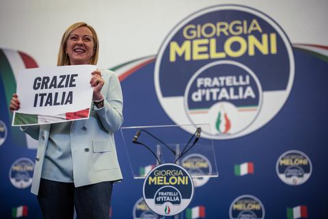 Giorgia Meloni, Vorsitzende der rechtsradikalen Partei Fratelli d'Italia (Brüder Italiens), hat nach dem Wahlererfolg viel zu Lachen. Carlo Riva von der Wormser SPD blickt besorgt auf die Lage in Italien. Foto: dpa
