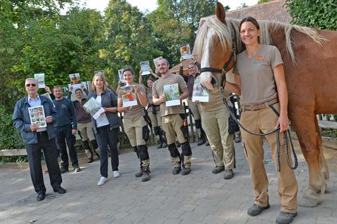 Der neue Tiergarten-Kalender ist raus. Achim Herb (links) und das Team freuen sich über zwölf tierisch gute Motive. Foto: pp/Pakalski