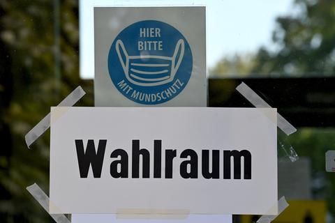 Ein Schild weist auf die Maskenpflicht bei der Bundestagswahl hin. Foto: dpa
