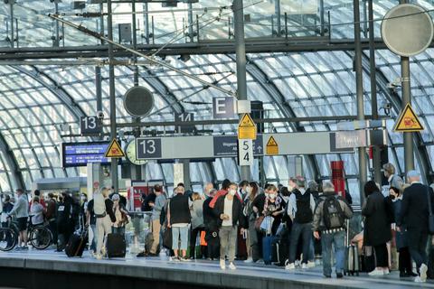 Reisende warten auf dem Bahnsteig auf dem Berliner Hauptbahnhof. Nach abgebrochenen Verhandlungen zwischen der Deutschen Bahn der der Gewerkschaft der Lokomotivführer (GDL) kündigt die Streiks an - wann und wie lange ist noch unklar.  Foto: Carsten Koall/dpa 