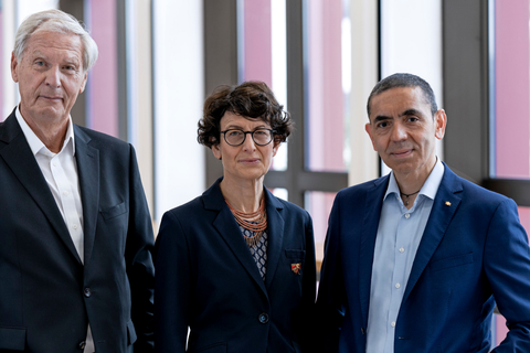 Prof. Dr. Christoph Huber (links), PD Dr. Özlem Türeci (Mitte) und Prof. Dr. Ugur Sahin (rechts) sollen von der Mainzer Unimedizin für ihre Verdienste geehrt werden.  Foto: dpa