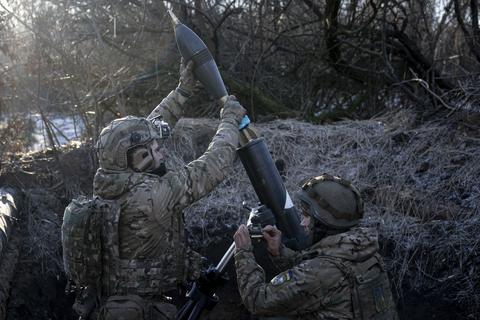 Ukrainische Soldaten bereiten sich darauf vor, einen 120-mm-Mörser auf russische Stellungen an der Frontlinie in der Nähe von Bachmut abzufeuern. 