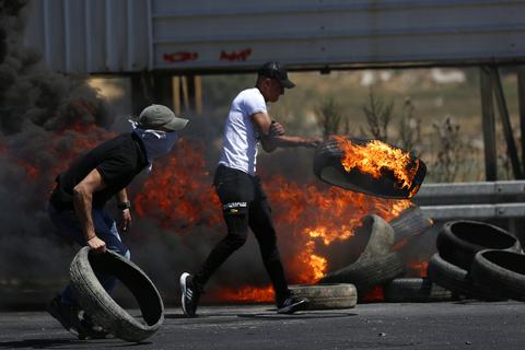 Palästinensische Autonomiegebiete, Nablus: Demonstranten verbrennen Reifen während eines Anti-Israel-Protests am Huwwara-Kontrollpunkt in der Nähe der Westbank-Stadt Nablus. Foto: XinHua/dpa